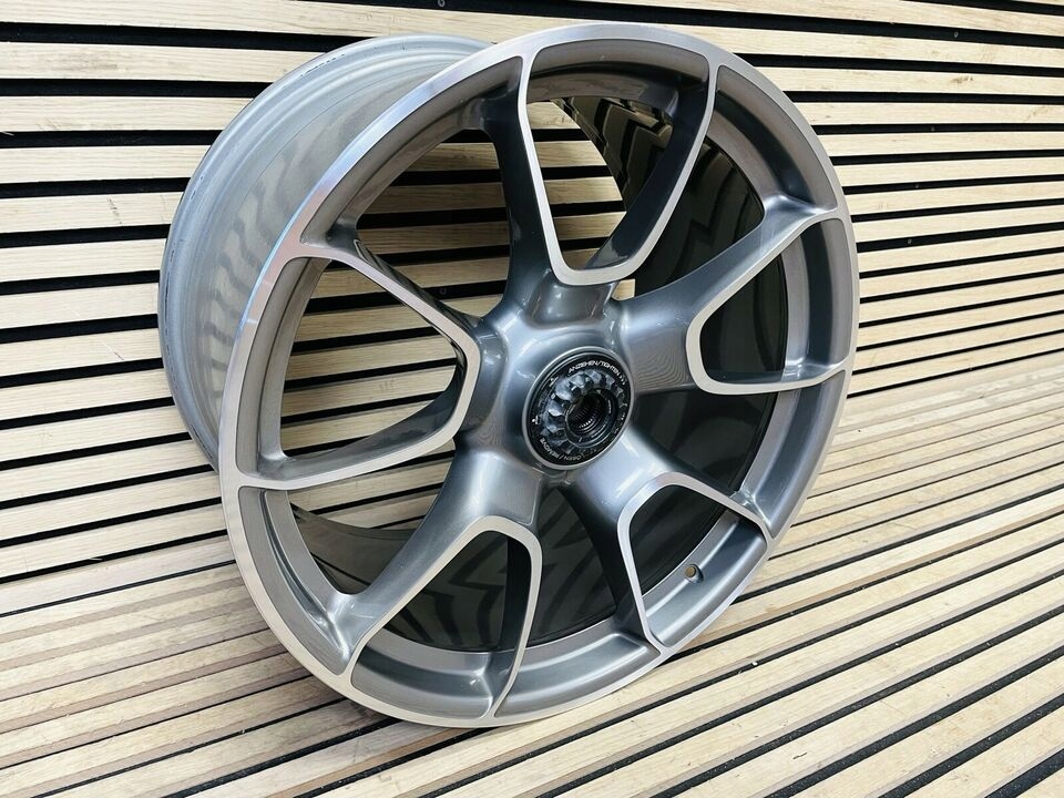 porsche 992 turbo llanta trasera  21  pulgadas 992601025ag