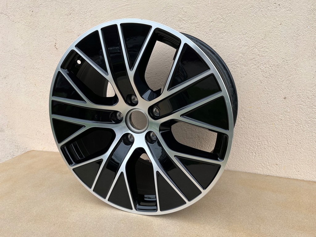 llanta trasera porsche taycan 9j1 idealna