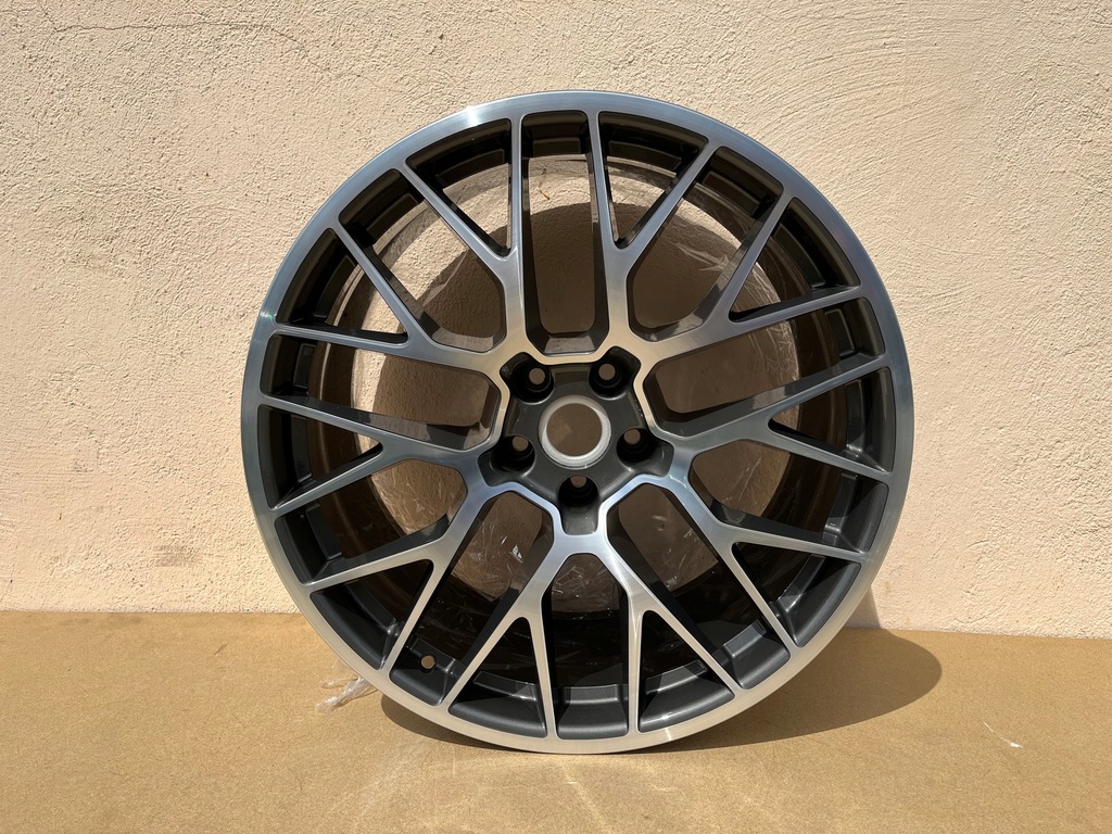 llanta delaentera porsche macan 95b idealna