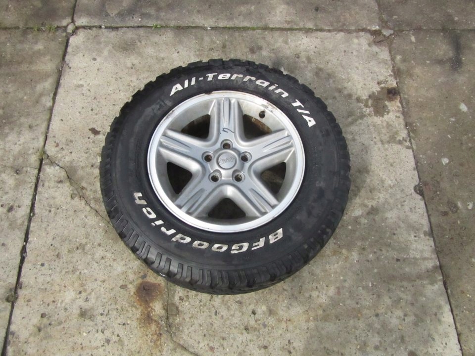 cherokee. xj 2000 rueda llanta aluminio r16 + neumatico