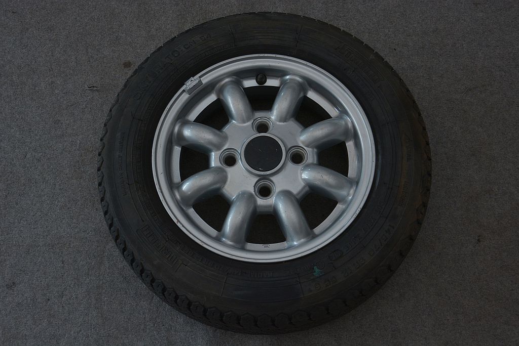 rueda mini moris 12" 4x101,6 neumatico pirelli 1sz